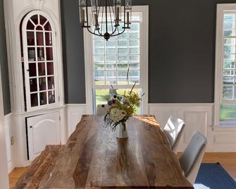 Beautiful home offering privacy on 7 acres with private pond - Windsor - Dining room