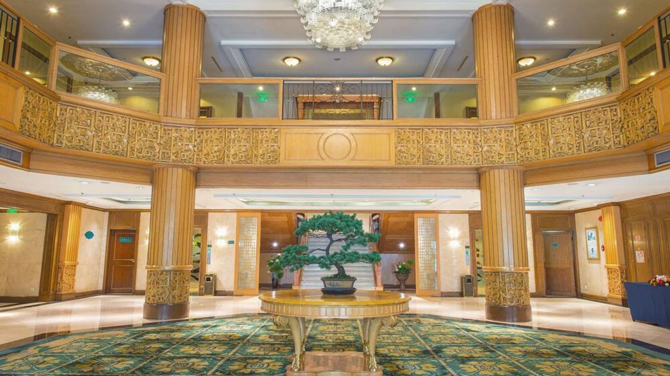 Shangri-La Hangzhou - The back garden of West Lake