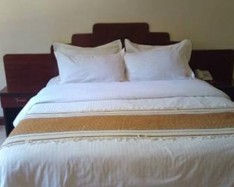 County Inn Hotel - Karatina - Bedroom