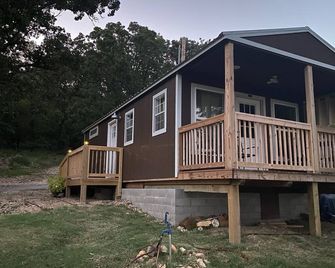 Cozy Lakeview Cabin, Boat Parking, Breathtaking Lake View, One Hour from Tulsa - Afton - Building