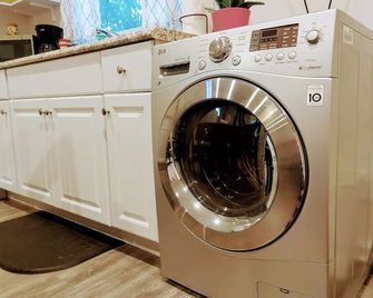 Comfy & Inviting Poolside Casita w/ Laundry & Fruit Trees - Los Angeles - Laundry facility