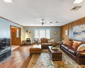 Lovely Metairie 1600sft Loft 10 mnts to Hospitals - Metairie - Living room