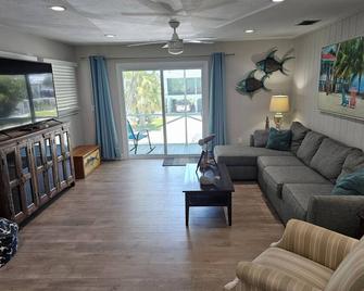 Summer Sale - 1 Block From The Beach - Sleeps 8 - Free Wine! - Fort Myers Beach - Wohnzimmer
