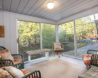 5 Stars!! In-Town Leland Walk To Beach And Village Open June 12-20 - Leland - Living room
