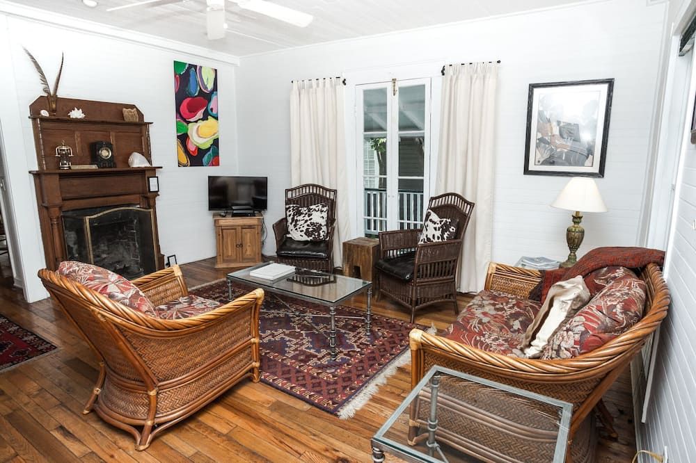 Historic Raney Guest Cottage in Downtown Apalachicola Florida - Apalachicola - Huiskamer
