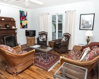 Historic Raney Guest Cottage in Downtown Apalachicola Florida - Apalachicola - Soggiorno