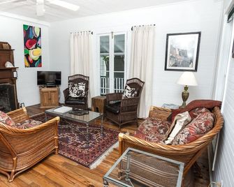 Historic Raney Guest Cottage in Downtown Apalachicola Florida - Apalachicola - Huiskamer
