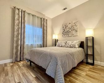 Big 4 bedroom house with parkview 15 min to airport or downtown - Sacramento - Habitación
