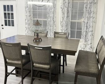 Spacious and Spotless Townhouse in Englewood, Close to DTC & Denver - Englewood - Comedor