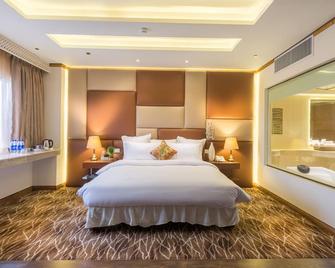 لوكسوس جراند هوتل - لاهور - غرفة نوم