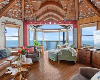 Hobbit House on Miramar Beach - Santa Barbara - Living room