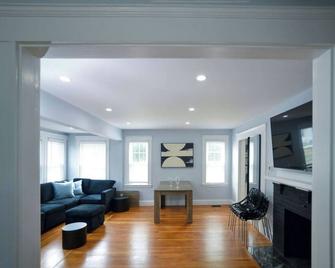 Enchanting Hidden Door Escape - Stoneham - Living room