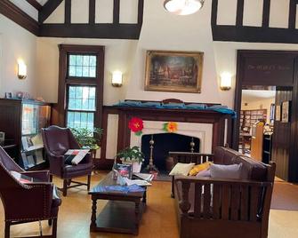 Small Private Studio Walkable to Town. Pet Friendly - East Hampton