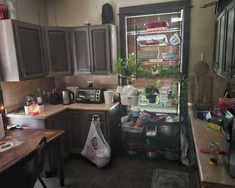 Charming 3-bedroom house with AC and WiFi in Bensenville - 本森堡 - 廚房