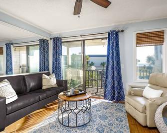 Oceanfront Hilton Head Island Condo with Pool! - Hilton Head Island - Living room