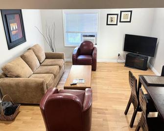 King and Queen rooms -J&J Chilliwack - Chilliwack - Living room