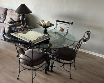 Charming 2Bd. waterfront living, pool, fitness rm. in serene Slidell - Slidell - Dining room