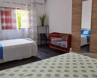 Large house 2 minutes from the beach, 3 bedrooms, 2 bathrooms, sea-mountain view - Kani-Kéli - Habitación