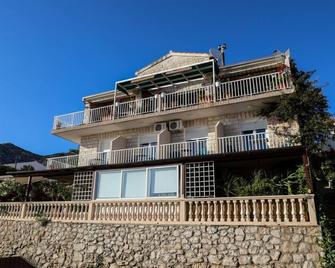Apartment and Rooms Marlene - Milna (Brač) - Building