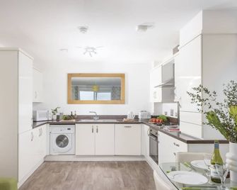 17 Astor Court, Newquay - Newquay - Kitchen