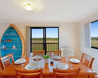 Private Home Near Parks w/ Amazing Grassland Views - Cape Woolamai - Dining room
