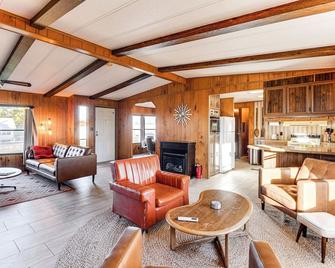 6 Mi to Balanced Rock Park Home in Castleford - Buhl - Sala de estar