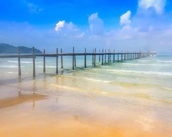 Ko Kut Ao Phrao Beach Resort - Ko Kut - Beach