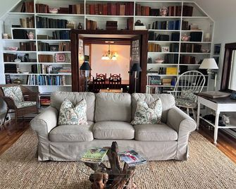 Baddeck: Waterfront Cottage & Guest House w/ Private Dock - Baddeck - Living room