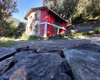 The Silent Valley Along River Kalsa - Bhimtal - Gebouw