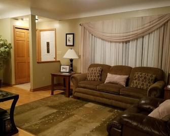 Beautifully Decorated Home near Spirit Mt., Hiking Trails and the Munger Trail - Duluth - Living room