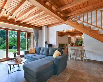 Beautiful Home In Sisak With Heated Swimming Pool, 2 Bedrooms And Sauna - Sisak - Sala de estar