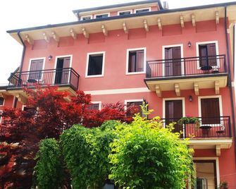 알베르고 알 카스텔로 - 레코아로 테르메 - 건물