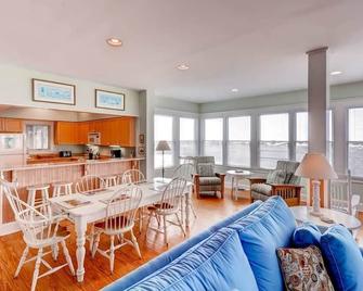 Paradise 3 Bedroom Holiday Home By Bald Head Island - Bald Head Island - Living room