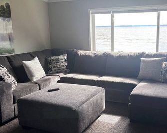Lake Winnebago Vacation Rentals - Neenah - Вітальня