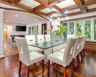 Coral Ridge Getaway by Avantstay Pool, Hot Tub, Billiards + 5mins to Beach! - Fort Lauderdale - Comedor