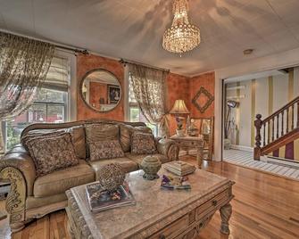Unique and Historic Home Walk to Lake Champlain - Plattsburgh - Living room