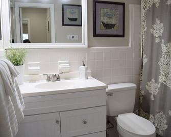 Chillax In An Affordable Condo Close To The Beach - Cocoa Beach - Bathroom
