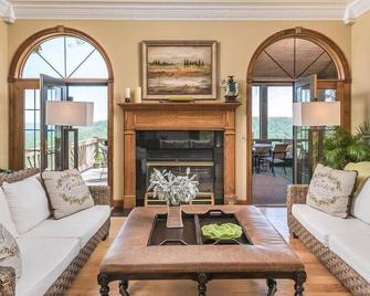 Eagle's Point - Sleeps 12 With An Incredible View! - Monteagle - Living room