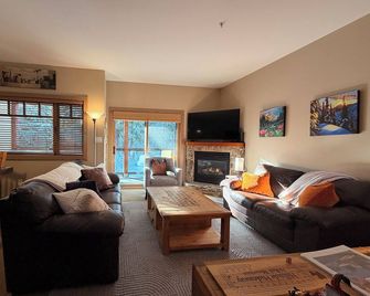 3 level Townhouse with Private Hot Tub and Garage - close to ski hill. - Rossland - Sala de estar