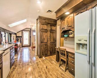 Creek Access and Deck Runningwater Lancaster Gem - Lancaster - Kitchen