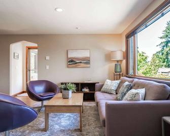 Charming Seattle Hideaway - 1 block from lake WA - Seattle - Living room