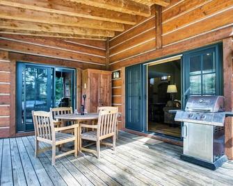 Delightful Cottage with Gas Fireplace - Donnelly - Patio