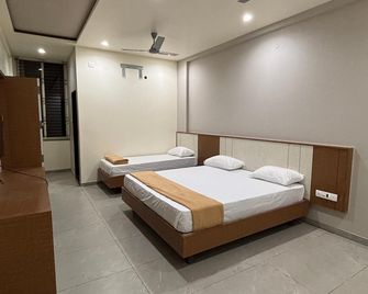 Hotel Shri Shrinivas Residency - Ilkal - Bedroom