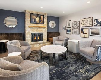 La Quinta Inn & Suites by Wyndham Asheville Downtown - Asheville - Oleskelutila