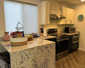 Charming 1-bedroom townhome in tranquil Reedsport with WiFi - Reedsport - Keuken