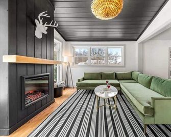 Artist Bluff: Chic 1br Retreat | King Bed, Fireplace, Private Access - Lincoln