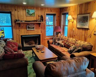Tamarac Cabin at Colden Lodge - ساراناك لاك - غرفة معيشة