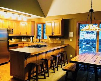 Leelanau Therapy-Hot Tub, Jetted Tub, Fireplace - Traverse City - Kitchen