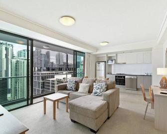 Riverside Luxury w/ Balcony, Pool & Stunning Views - Brisbane