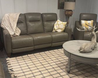 Grandpa's Lakeside Cottage - Fort Scott - Living room